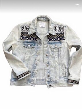 Light Wash Denim Jacket with Blue & Black Aztec Print Accents Medium